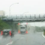 大雨の高速道路