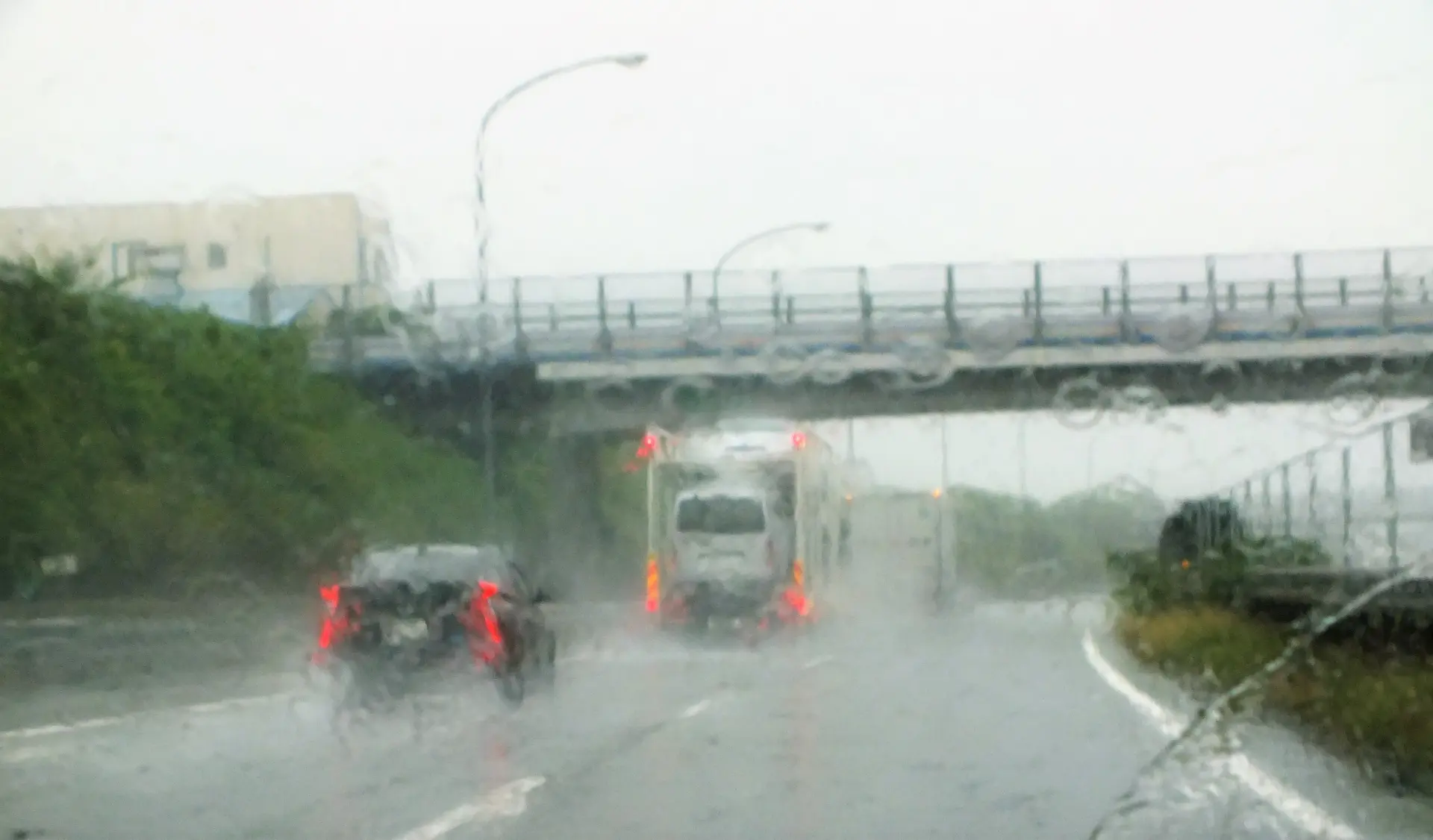 大雨の高速道路