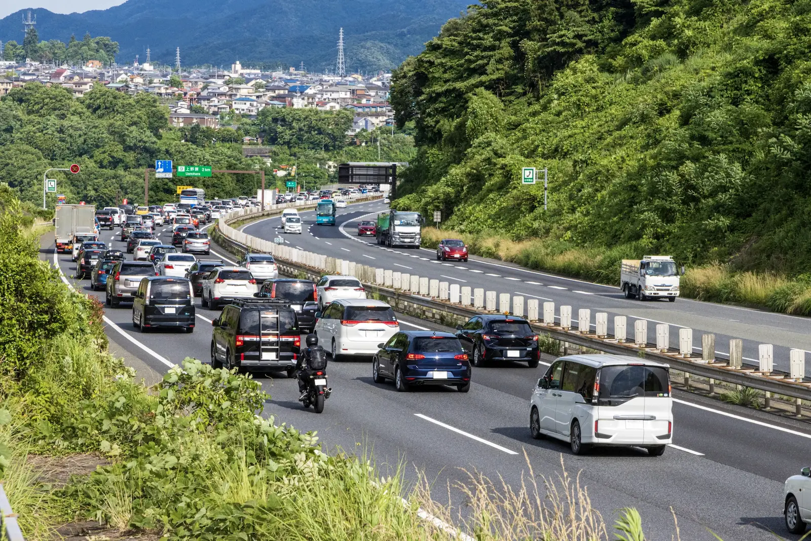 渋滞する高速道路